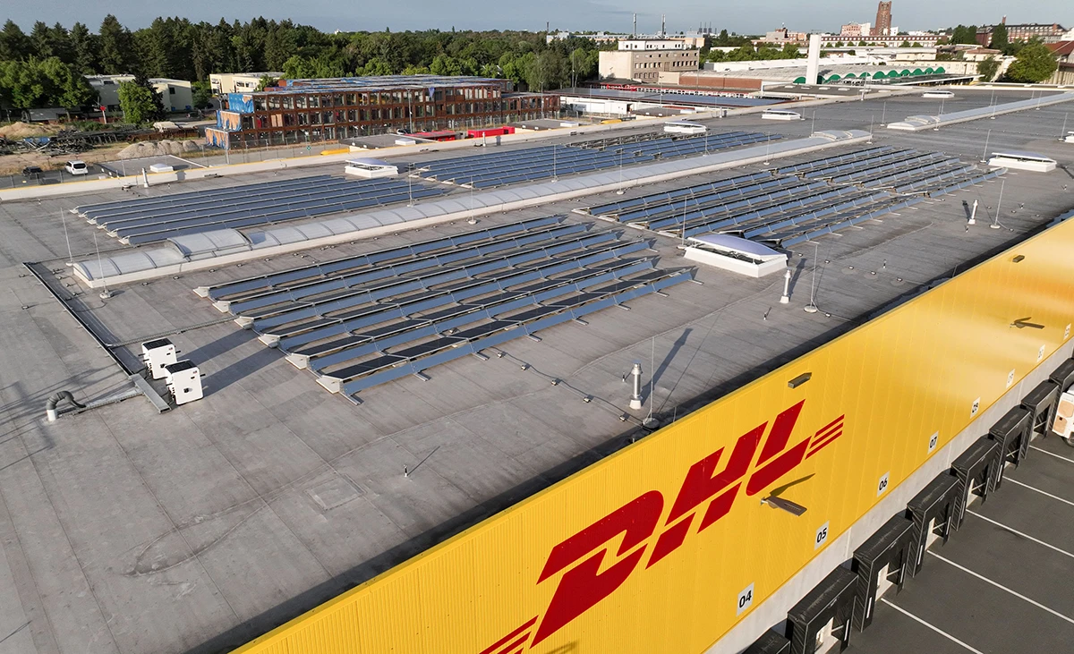 Placas solares en un techo de una nave de DHL. Foto: DHL